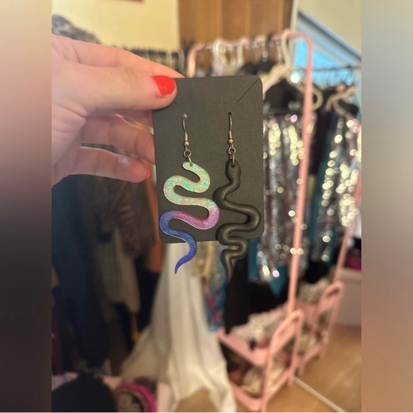 Funky Black Rainbow Glitter Sparkle Snake Resin Earrings NEW - Picture 2 of 4